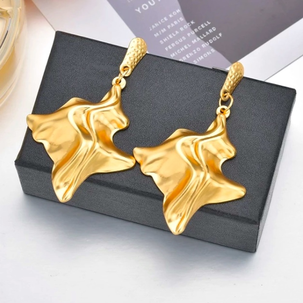 ⭐️ Gold Tone Earrings